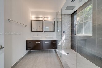 720 Falling Water Rd in Weston, FL - Building Photo - Building Photo