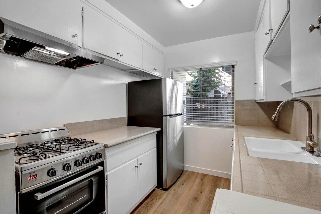 11615 Darlington Ave in Los Angeles, CA - Building Photo
