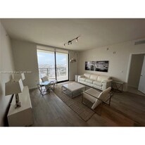 999 SW 1st Ave in Miami, FL - Building Photo