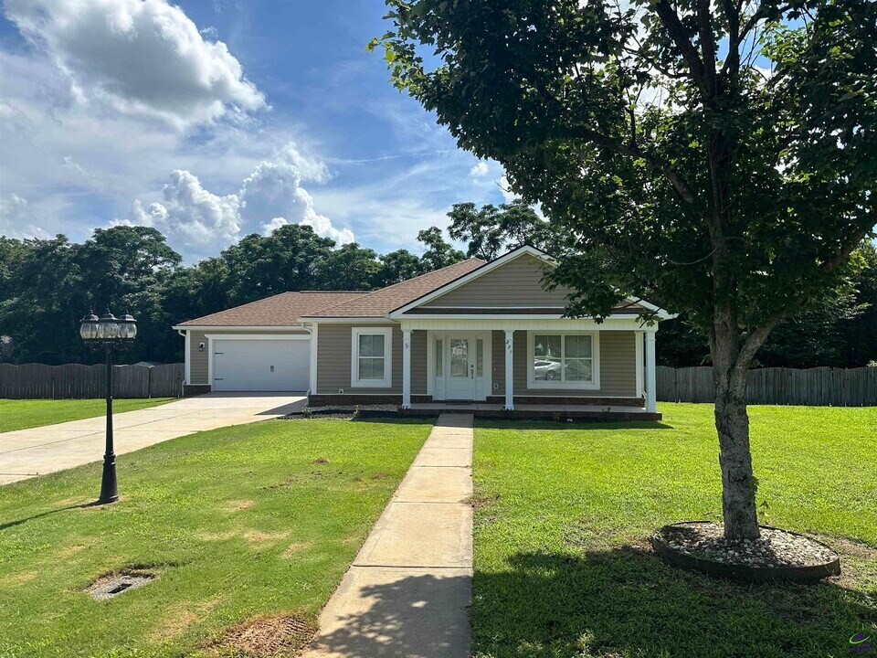221 Courthouse Ln in Warner Robins, GA - Building Photo