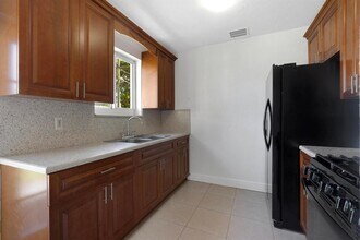 585 NW 182nd Ter in Miami, FL - Foto de edificio - Building Photo