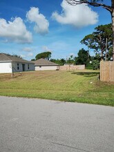 2102 SE Holland St in Port St. Lucie, FL - Building Photo - Building Photo
