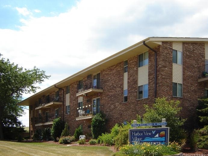 Harbor View Village in Milwaukee, WI - Foto de edificio