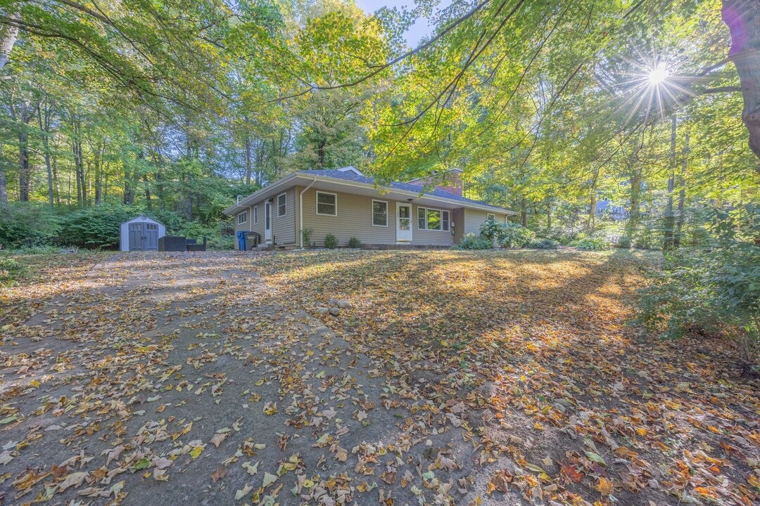 451 Birch Mountain Rd in Manchester, CT - Building Photo