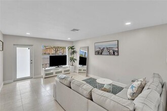 3241 NE 17th Ave in Oakland Park, FL - Building Photo - Building Photo