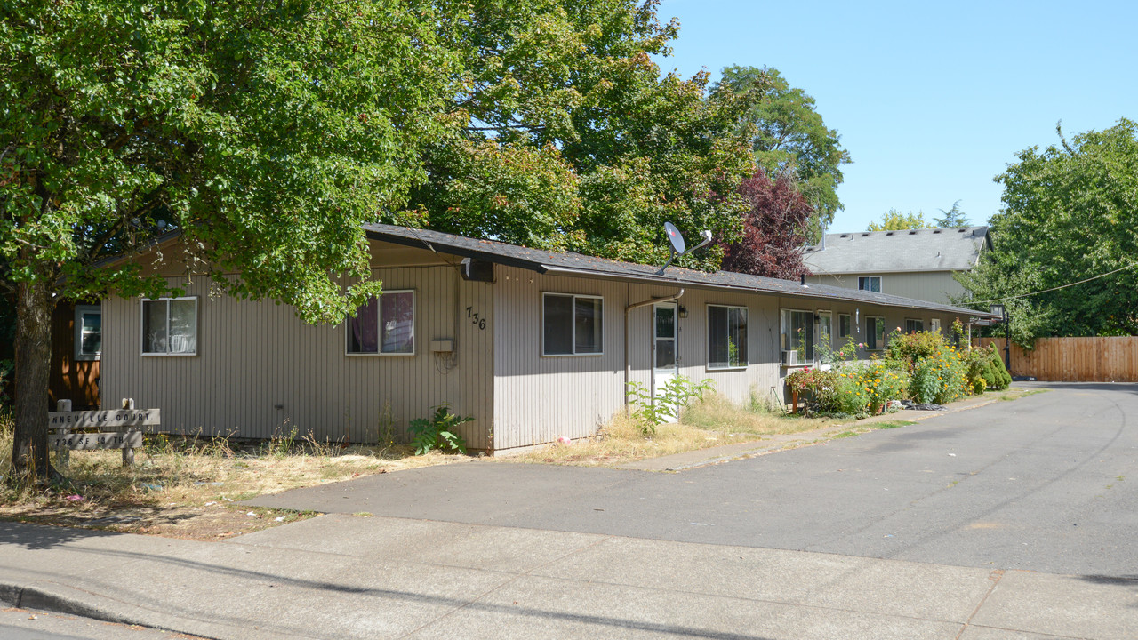 736 SE 13th Ave in Hillsboro, OR - Foto de edificio