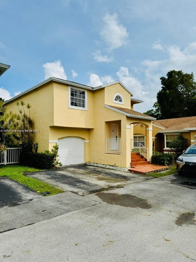 12011 NW 13th Ct in Pembroke Pines, FL - Foto de edificio - Building Photo