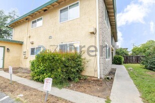 4561 Ashcroft Ave in Sacramento, CA - Building Photo