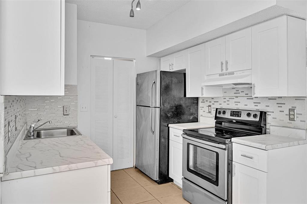 3221 Sabal Palm Mnr, Unit 105 in Hollywood, FL - Building Photo