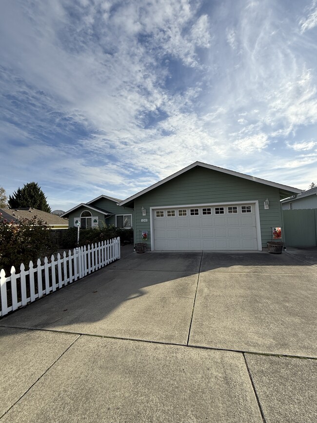 1245 Marcus Way in Grants Pass, OR - Building Photo - Building Photo