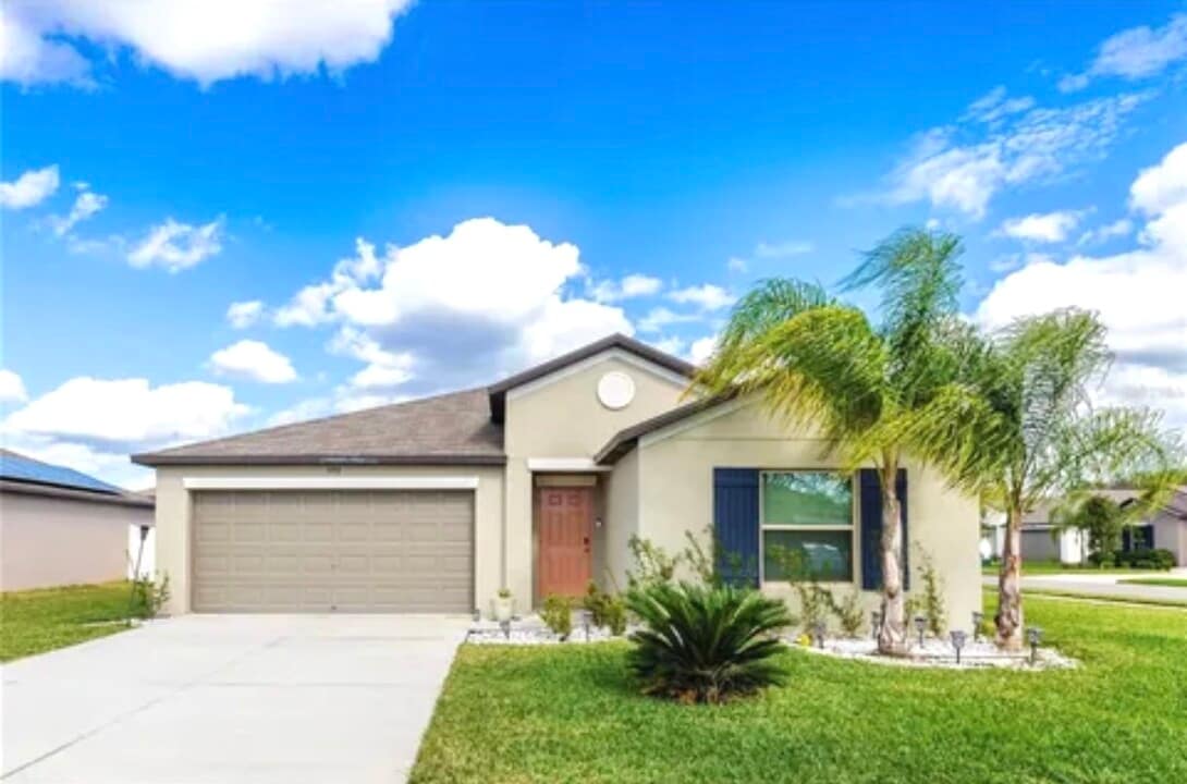 3010 Lytton Hall Dr in Zephyrhills, FL - Building Photo