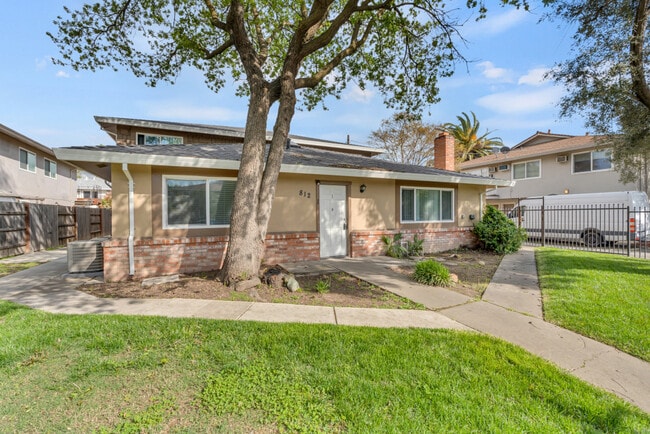 812 Carro Dr, Unit 1 in Sacramento, CA - Building Photo - Building Photo