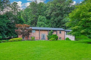 7 Charlotte Dr in Spring Valley, NY - Building Photo