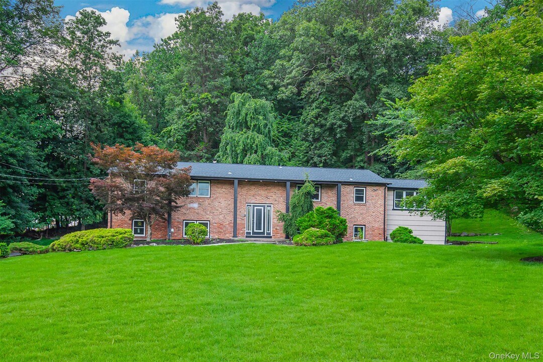 7 Charlotte Dr in Spring Valley, NY - Building Photo