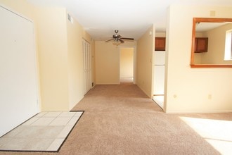 Brittany Apartments in Coraopolis, PA - Foto de edificio - Building Photo