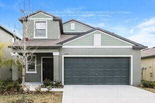 2257 Jungle Dr in Ruskin, FL - Building Photo