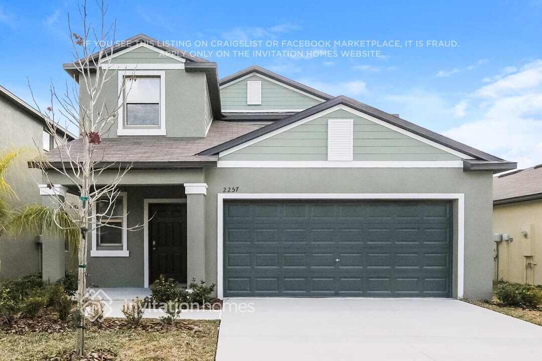 2257 Jungle Dr in Ruskin, FL - Building Photo