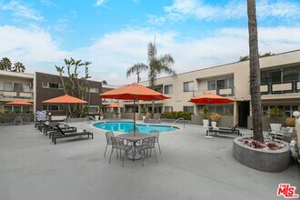 1233 Laurel Ave in West Hollywood, CA - Building Photo - Building Photo