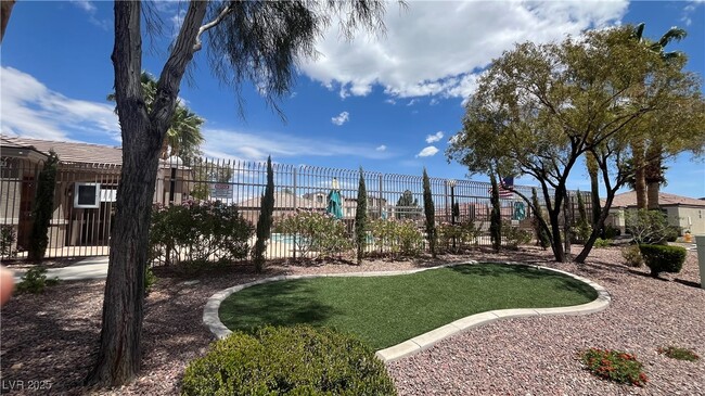 7299 Forest Village Ave in Las Vegas, NV - Building Photo - Building Photo