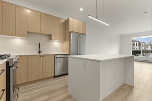 2771-2771 Montrose Ave in Abbotsford, BC - Building Photo