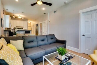 3834 N Racine Ave-Unit -2 in Chicago, IL - Building Photo - Building Photo