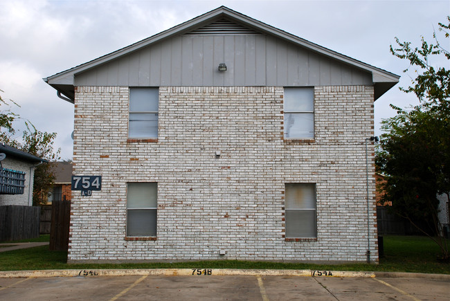 758 E Warrior Trl in Grand Prairie, TX - Foto de edificio - Building Photo