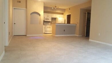 5512 Metrowest Blvd, Unit 109 in Orlando, FL - Building Photo - Building Photo
