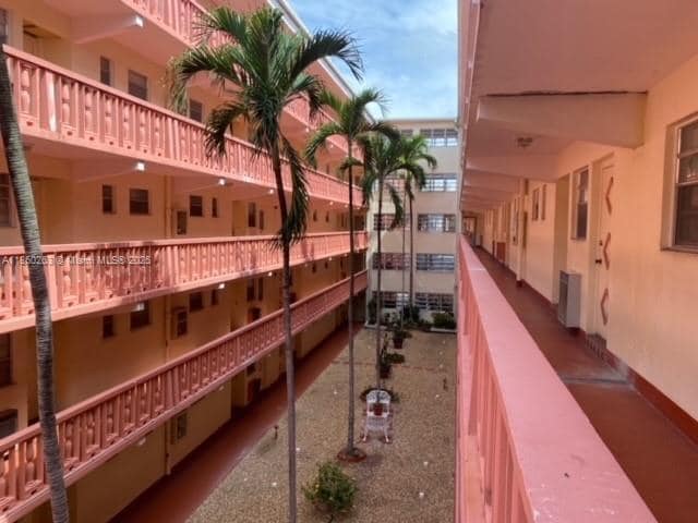 215 SE 3rd Ave in Hallandale Beach, FL - Building Photo - Building Photo