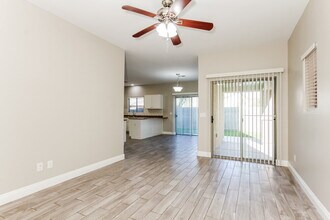 10225 W Camelback Rd in Phoenix, AZ - Foto de edificio - Building Photo