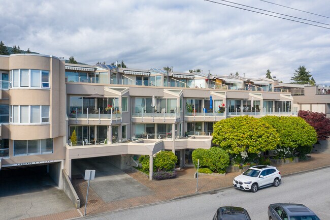 Bellevue Sunset in West Vancouver, BC - Building Photo - Building Photo