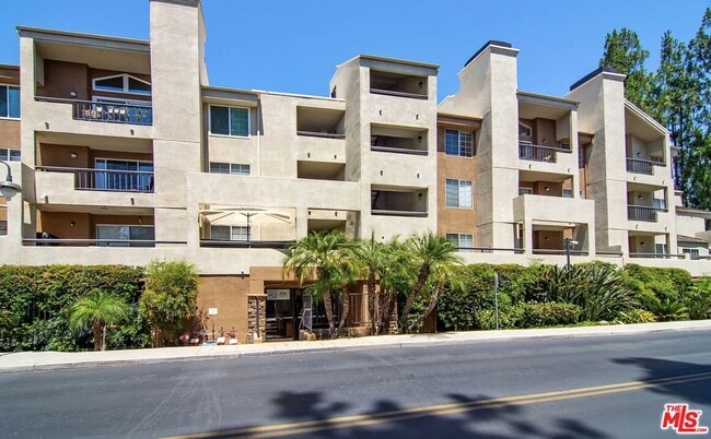 5545 Canoga Ave in Los Angeles, CA - Building Photo - Building Photo