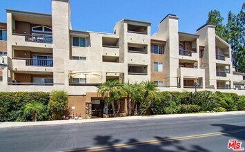 5545 Canoga Ave in Los Angeles, CA - Building Photo - Building Photo