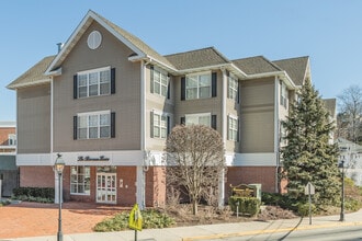 The Barnum House in Port Jefferson, NY - Foto de edificio - Building Photo