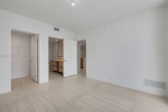 77 SE 5th St in Miami, FL - Foto de edificio - Building Photo