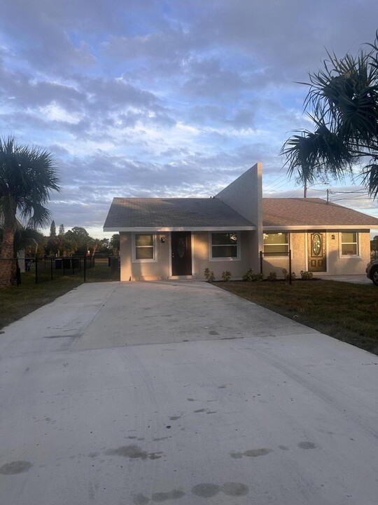 1302 N 12th St in Fort Pierce, FL - Building Photo