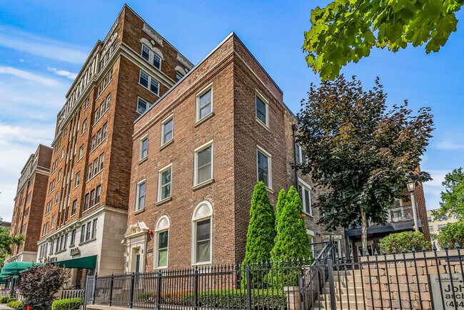 1042 E Juneau Ave, Unit 2 in Milwaukee, WI - Building Photo - Building Photo