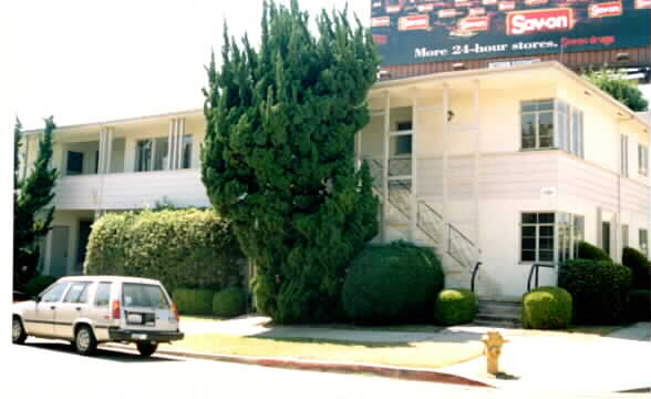 10600 Santa Monica Blvd in Los Angeles, CA - Building Photo