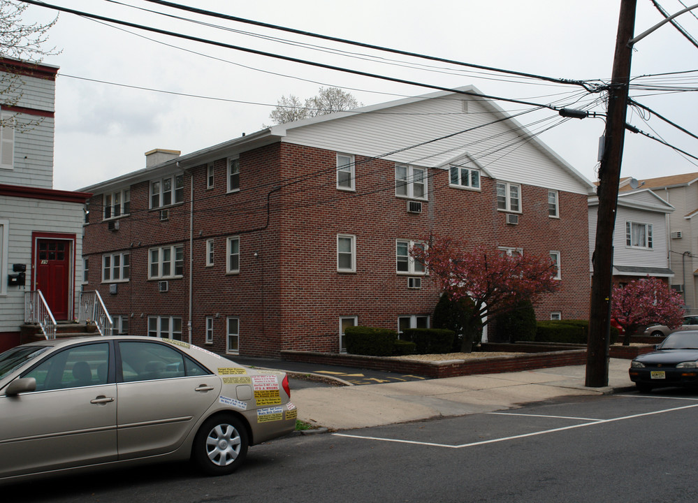 33-37 W 32nd St in Bayonne, NJ - Building Photo