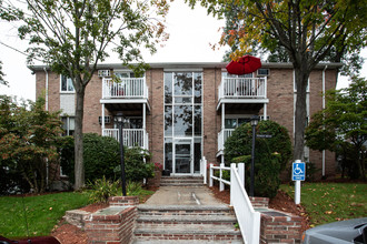 Elm Crest Estates in Methuen, MA - Foto de edificio - Building Photo