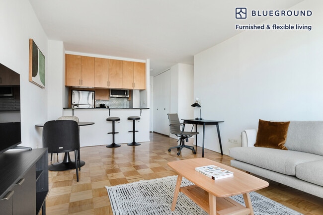 200 E 72nd St in New York, NY - Building Photo - Building Photo