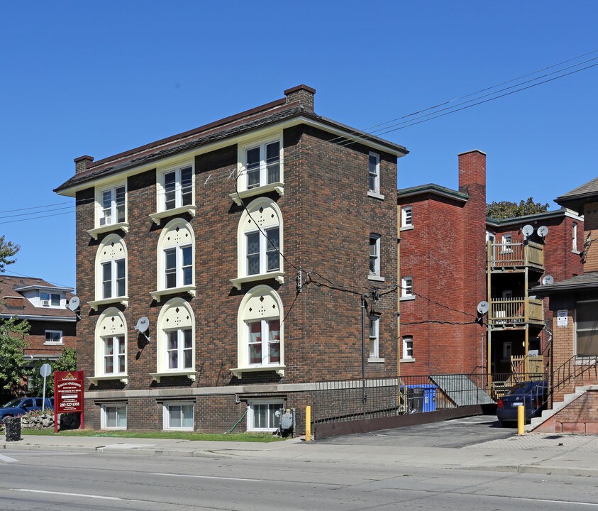 Balsam Apartments in Hamilton, ON - Building Photo