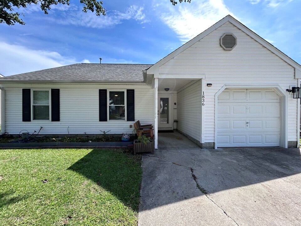 1836 Eastborne Dr in Virginia Beach, VA - Building Photo