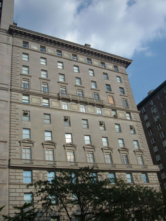 988 5th Ave in New York, NY - Building Photo - Building Photo