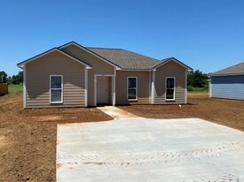 130 Twelve Oaks Ct in Leesburg, GA - Building Photo