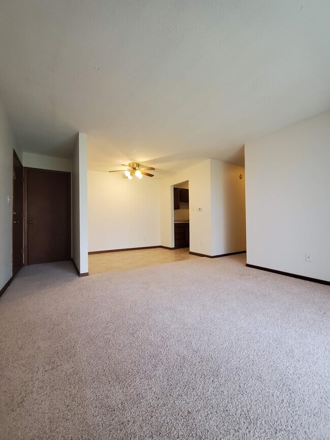 890 Grand Ave-Unit -4 in Marion, IA - Building Photo - Building Photo