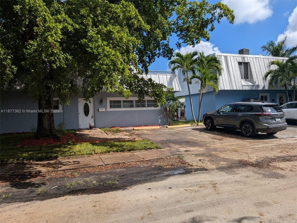 1371 NE 40th Pl in Oakland Park, FL - Building Photo