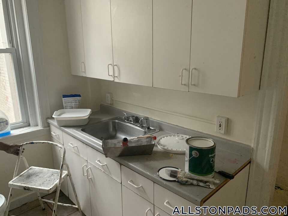 5 Barrows St in Boston, MA - Building Photo