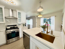 445 E Magnolia Blvd in Burbank, CA - Building Photo