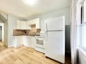 18 Barnesdale Ave N in Hamilton, ON - Building Photo - Building Photo