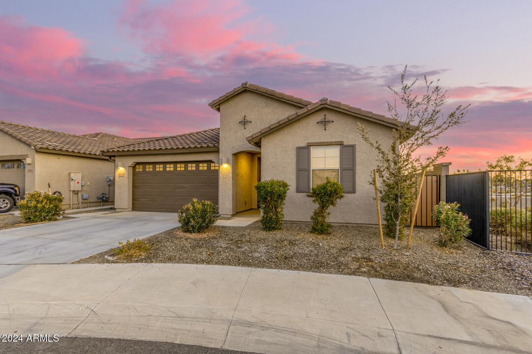 17057 W Echo Ln in Waddell, AZ - Foto de edificio